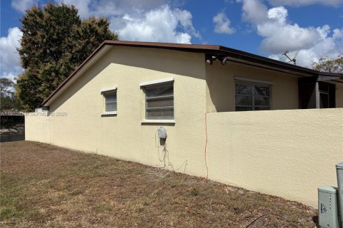 Снять в аренду таунхаус в Майами, Флорида 2 спальни, 86.4м2, № 2036401 - фото 3