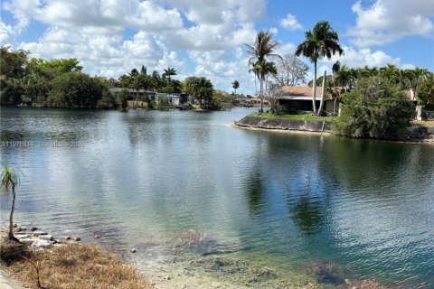 Снять в аренду таунхаус в Майами, Флорида 2 спальни, 86.4м2, № 2036401 - фото 5
