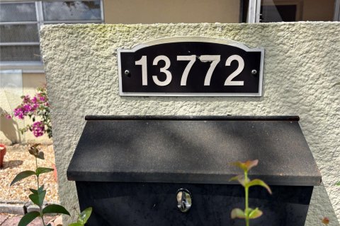 Снять в аренду таунхаус в Майами, Флорида 2 спальни, 86.4м2, № 2036401 - фото 2