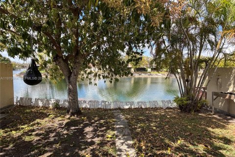 Снять в аренду таунхаус в Майами, Флорида 2 спальни, 86.4м2, № 2036401 - фото 13