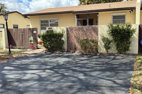 Снять в аренду таунхаус в Майами, Флорида 2 спальни, 86.4м2, № 2036401 - фото 19