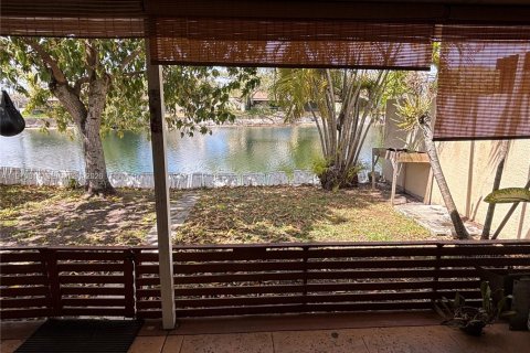 Снять в аренду таунхаус в Майами, Флорида 2 спальни, 86.4м2, № 2036401 - фото 12