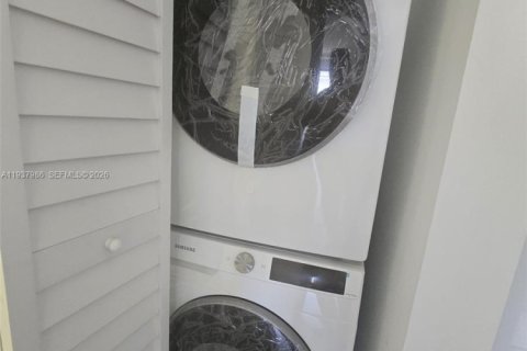 Townhouse in Florida City, Florida 4 bedrooms, 162.02 sq.m. № 1995747 - photo 12