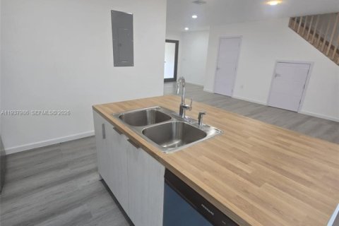 Townhouse in Florida City, Florida 4 bedrooms, 162.02 sq.m. № 1995747 - photo 4