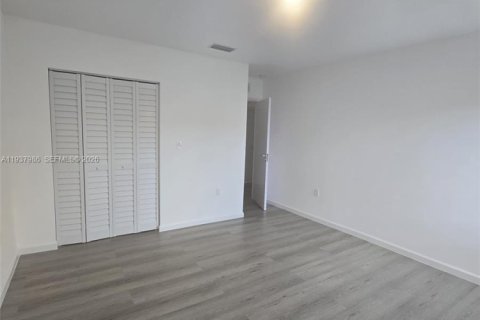 Townhouse in Florida City, Florida 4 bedrooms, 162.02 sq.m. № 1995747 - photo 11