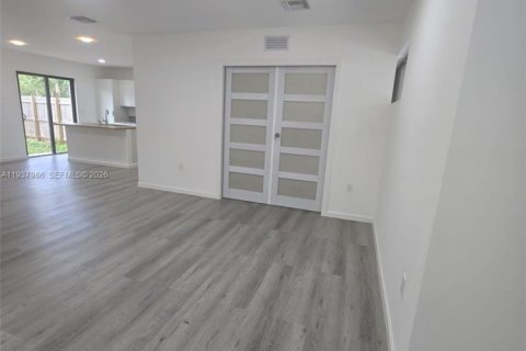 Townhouse in Florida City, Florida 4 bedrooms, 162.02 sq.m. № 1995747 - photo 5