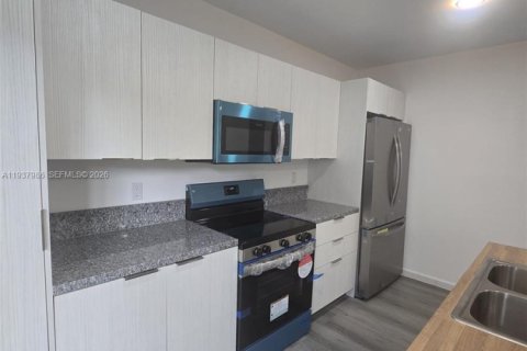 Townhouse in Florida City, Florida 4 bedrooms, 162.02 sq.m. № 1995747 - photo 2