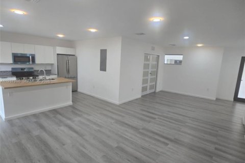 Townhouse in Florida City, Florida 4 bedrooms, 162.02 sq.m. № 1995747