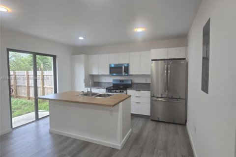 Townhouse in Florida City, Florida 4 bedrooms, 162.02 sq.m. № 1995747 - photo 3