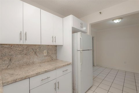 Condominio en venta en Hialeah, Florida, 3 dormitorios, 100.24 m2 № 2010737 - foto 3