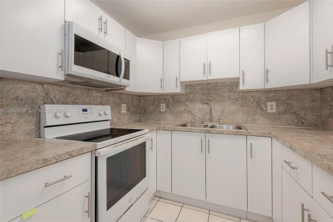 Condominio en venta en Hialeah, Florida, 3 dormitorios, 100.24 m2 № 2010737 - foto 4