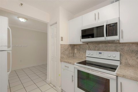 Condominio en venta en Hialeah, Florida, 3 dormitorios, 100.24 m2 № 2010737 - foto 2