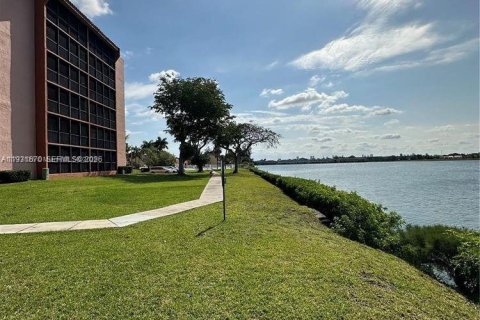 Condo in Miami, Florida, 2 bedrooms № 2060123 - photo 18