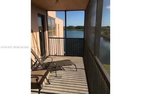 Condo in Miami, Florida, 2 bedrooms № 2060123 - photo 3