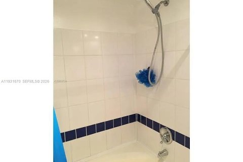 Condo in Miami, Florida, 2 bedrooms № 2060123 - photo 8