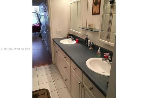 Condo in Miami, Florida, 2 bedrooms № 2060123 - photo 5