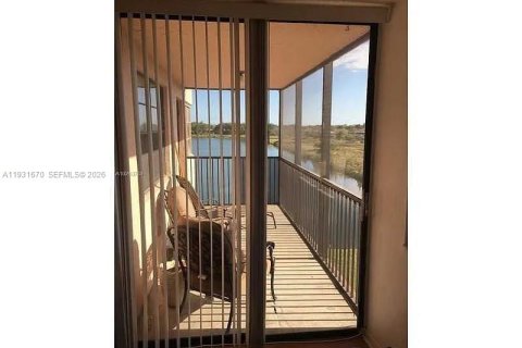 Condo in Miami, Florida, 2 bedrooms № 2060123 - photo 2