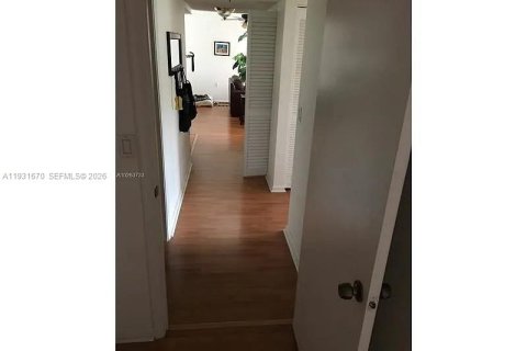 Condo in Miami, Florida, 2 bedrooms № 2060123 - photo 9