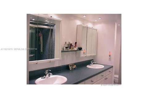 Condo in Miami, Florida, 2 bedrooms № 2060123 - photo 6