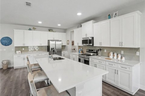 Casa en venta en Eustis, Florida, 4 dormitorios, 230.21 m2 № 2383545 - foto 2