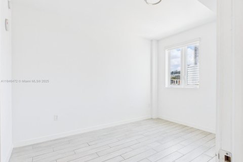 Condo in Miami, Florida, 1 bedroom  № 1978076 - photo 19