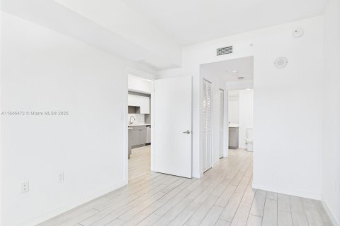 Condo in Miami, Florida, 1 bedroom  № 1978076 - photo 18