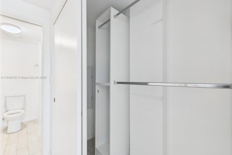 Condo in Miami, Florida, 1 bedroom  № 1978076 - photo 21