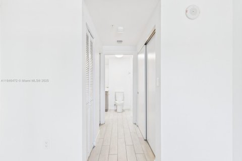 Condo in Miami, Florida, 1 bedroom  № 1978076 - photo 17