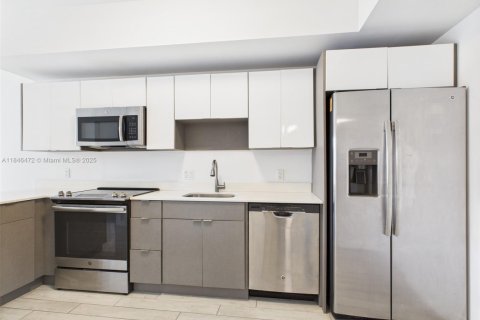 Condo in Miami, Florida, 1 bedroom  № 1978076 - photo 9
