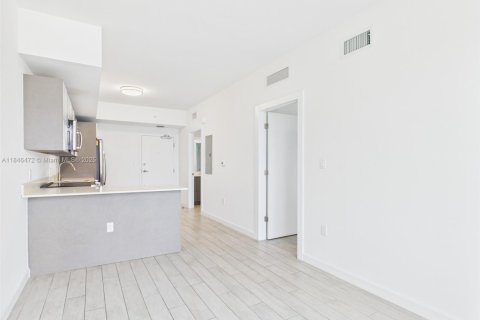 Condo in Miami, Florida, 1 bedroom  № 1978076 - photo 13