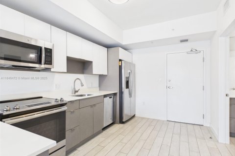 Condo in Miami, Florida, 1 bedroom  № 1978076 - photo 10
