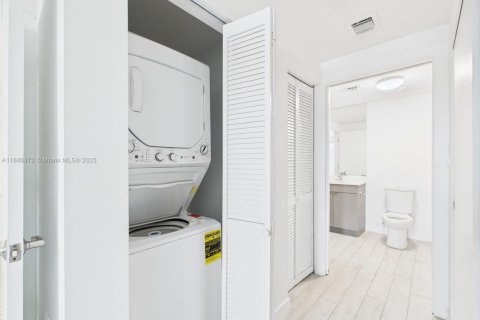 Condo in Miami, Florida, 1 bedroom  № 1978076 - photo 22