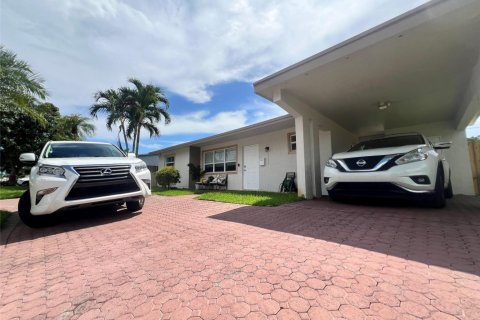 House in Hollywood, Florida 2 bedrooms, 115.38 sq.m. № 1229160 - photo 1