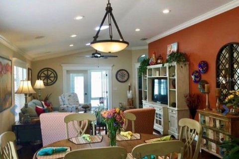 House in The Villages, Florida 2 bedrooms, 111.11 sq.m. № 2230870 - photo 5