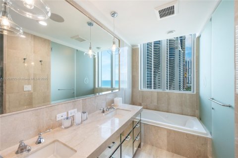 Condo in Sunny Isles Beach, Florida, 3 bedrooms  № 1973770 - photo 17
