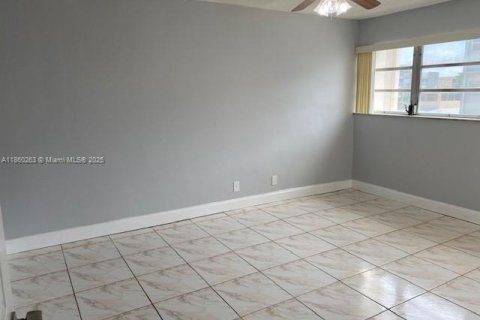 Condominio en alquiler en Hallandale Beach, Florida, 2 dormitorios, 86.86 m2 № 1889541 - foto 16