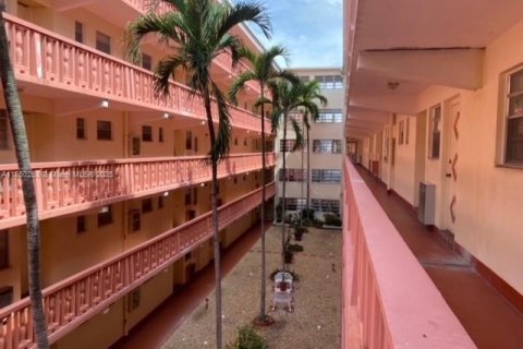 Condominio en alquiler en Hallandale Beach, Florida, 2 dormitorios, 86.86 m2 № 1889541 - foto 2
