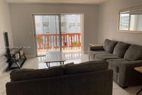 Condominio en alquiler en Hallandale Beach, Florida, 2 dormitorios, 86.86 m2 № 1889541 - foto 8