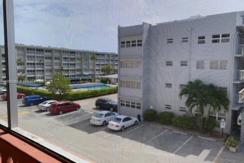 Condominio en alquiler en Hallandale Beach, Florida, 2 dormitorios, 86.86 m2 № 1889541 - foto 24