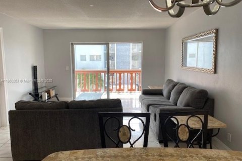 Condominio en alquiler en Hallandale Beach, Florida, 2 dormitorios, 86.86 m2 № 1889541 - foto 10