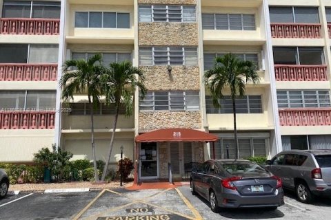 Condominio en alquiler en Hallandale Beach, Florida, 2 dormitorios, 86.86 m2 № 1889541 - foto 1