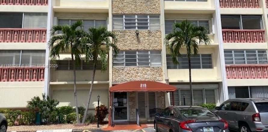 Condominio en Hallandale Beach, Florida, 2 dormitorios  № 1889541