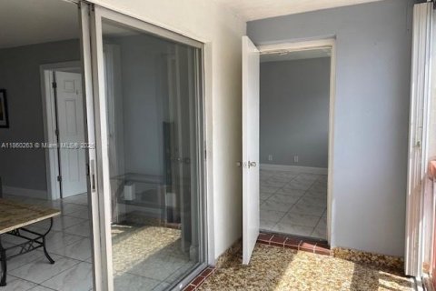 Condominio en alquiler en Hallandale Beach, Florida, 2 dormitorios, 86.86 m2 № 1889541 - foto 17