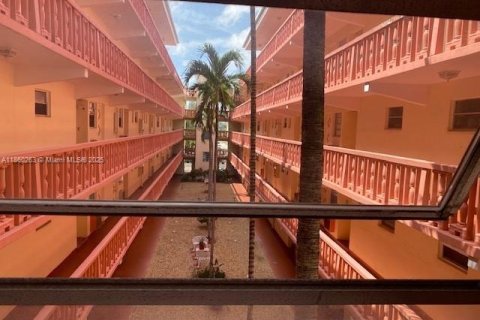 Condominio en alquiler en Hallandale Beach, Florida, 2 dormitorios, 86.86 m2 № 1889541 - foto 28