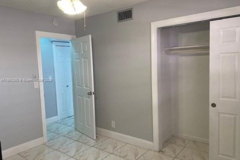Condominio en alquiler en Hallandale Beach, Florida, 2 dormitorios, 86.86 m2 № 1889541 - foto 14