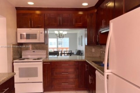 Condominio en alquiler en Hallandale Beach, Florida, 2 dormitorios, 86.86 m2 № 1889541 - foto 4