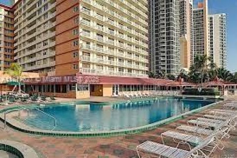 Copropriété à louer à Sunny Isles Beach, Floride: 33.44 m2 № 1774328 - photo 1