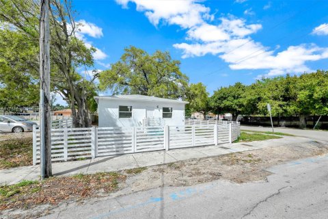House in Miami, Florida 4 bedrooms № 1860311 - photo 1