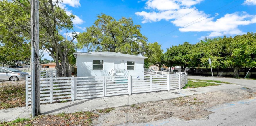 House in Miami, Florida 4 bedrooms № 1860311