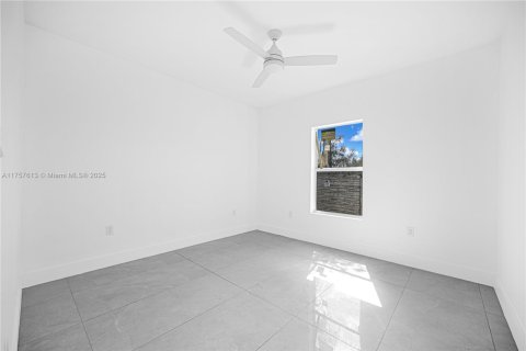House in Miami, Florida 4 bedrooms № 1860311 - photo 18